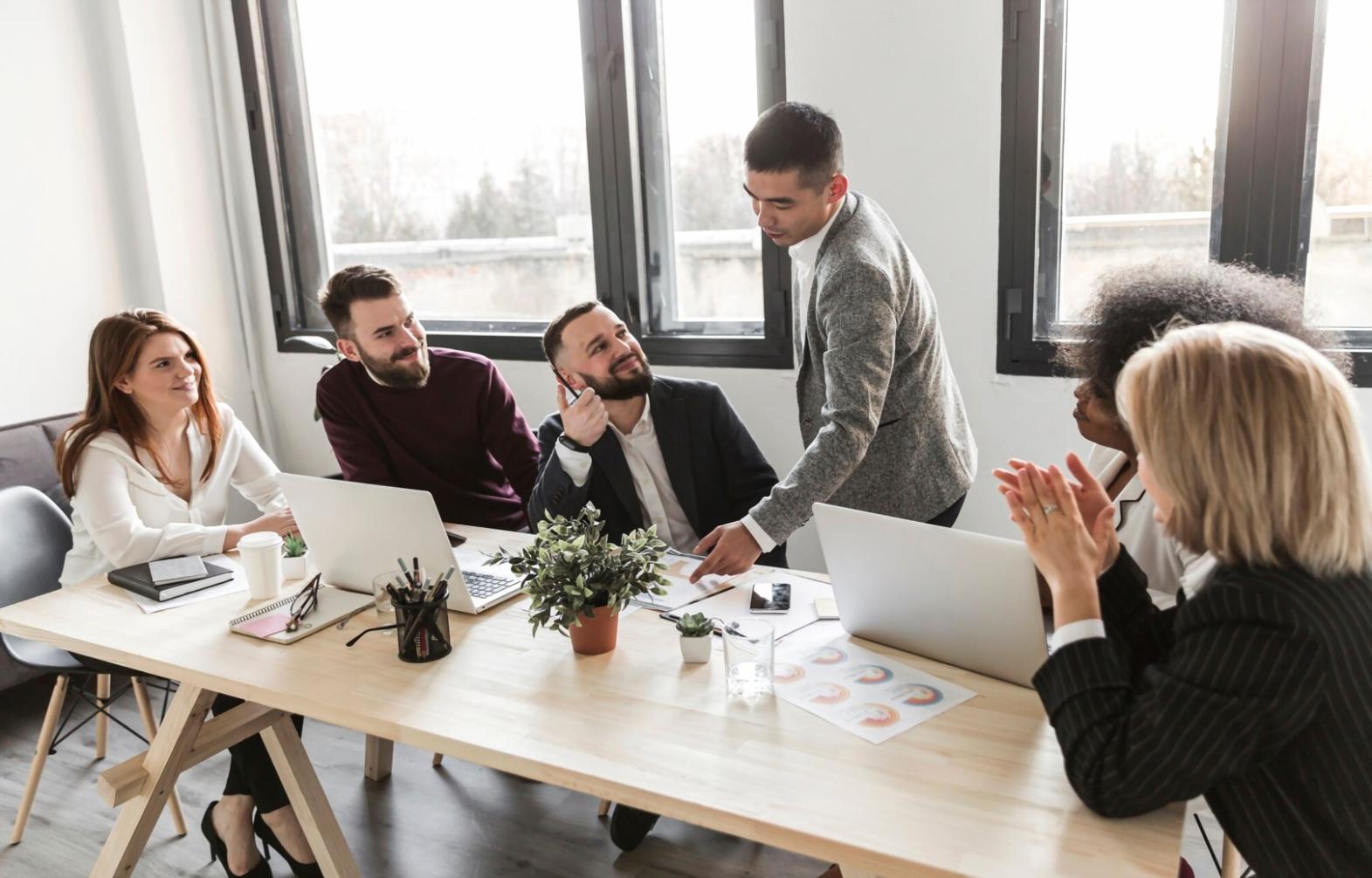 Moderne Büroumgebung mit Finanzunterlagen und Laptop