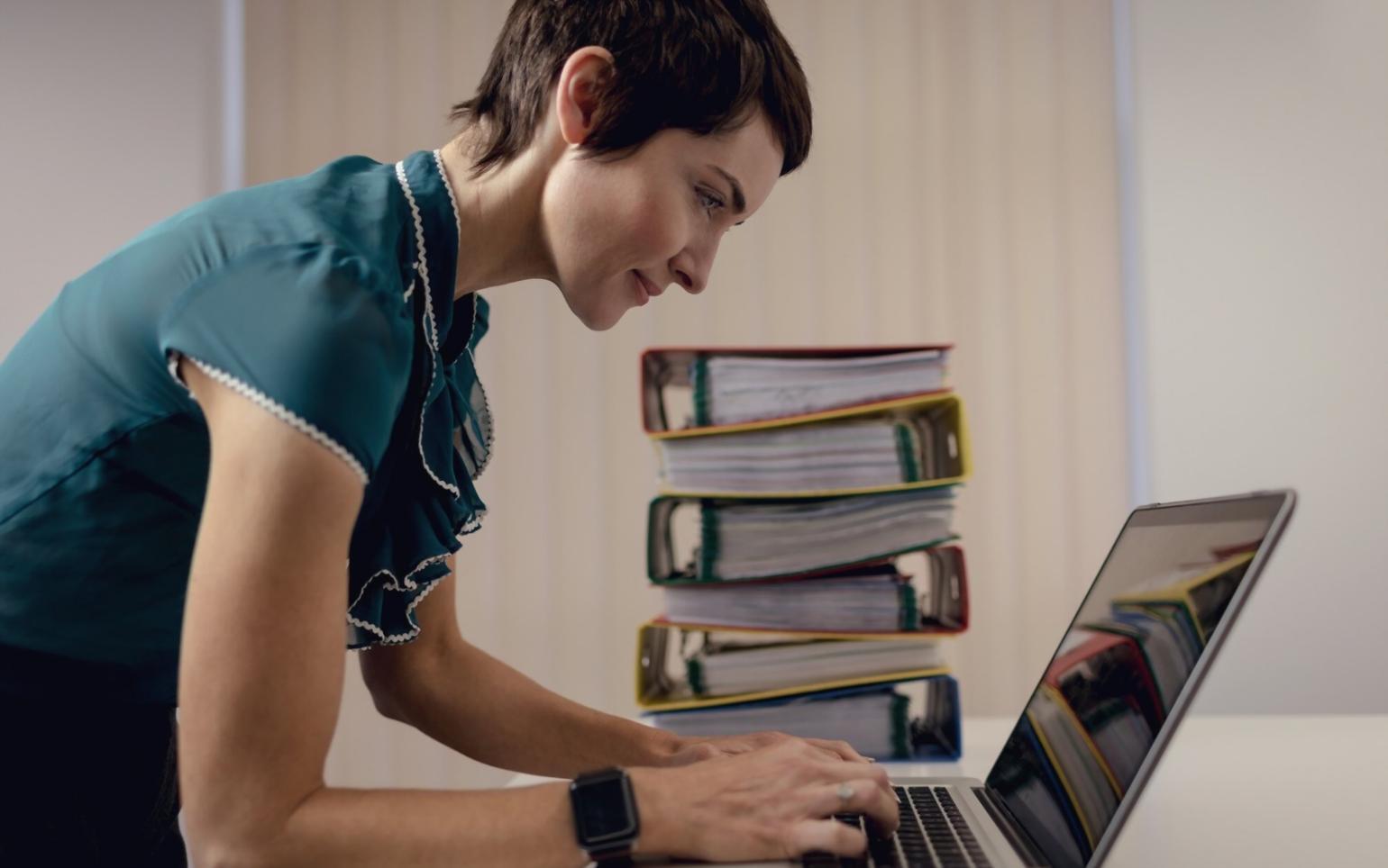 Kostenanalyse Arbeitsplatz mit Dokumenten und Berechnungen